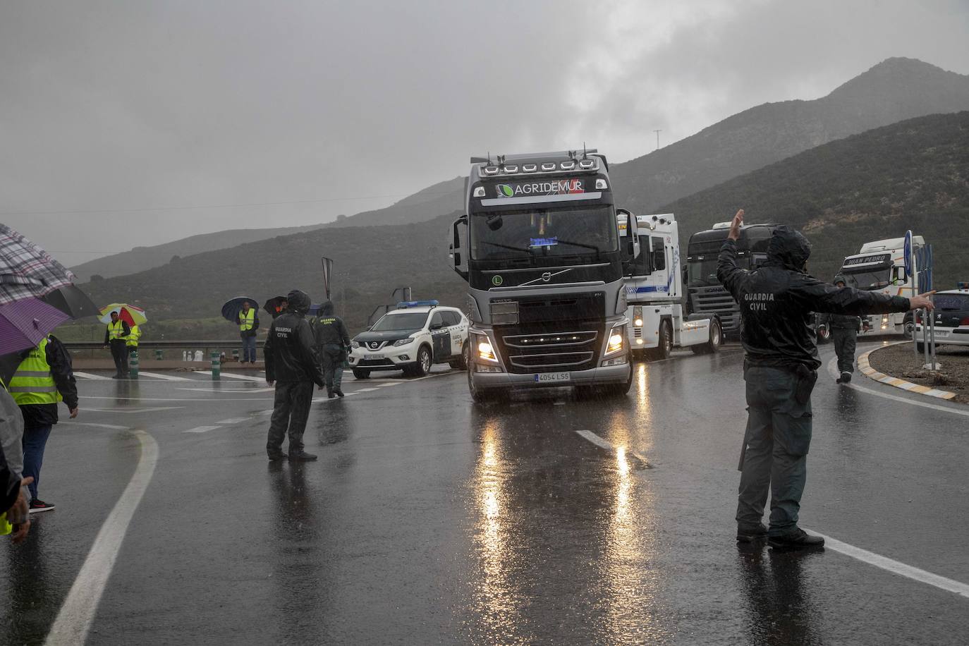 Fotos: La Guardia Civil facilita el paso de camiones a Escombreras