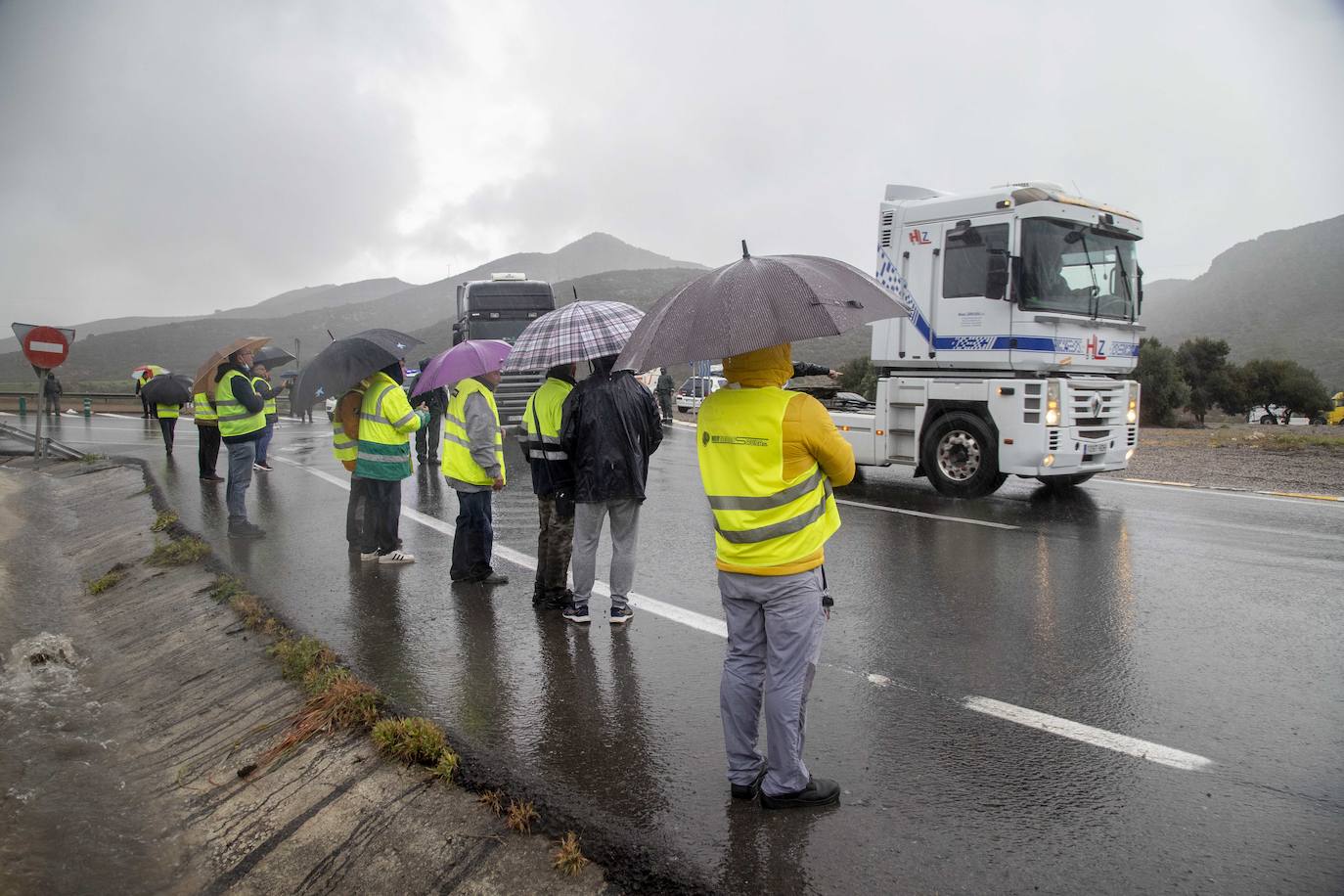 Fotos: La Guardia Civil facilita el paso de camiones a Escombreras