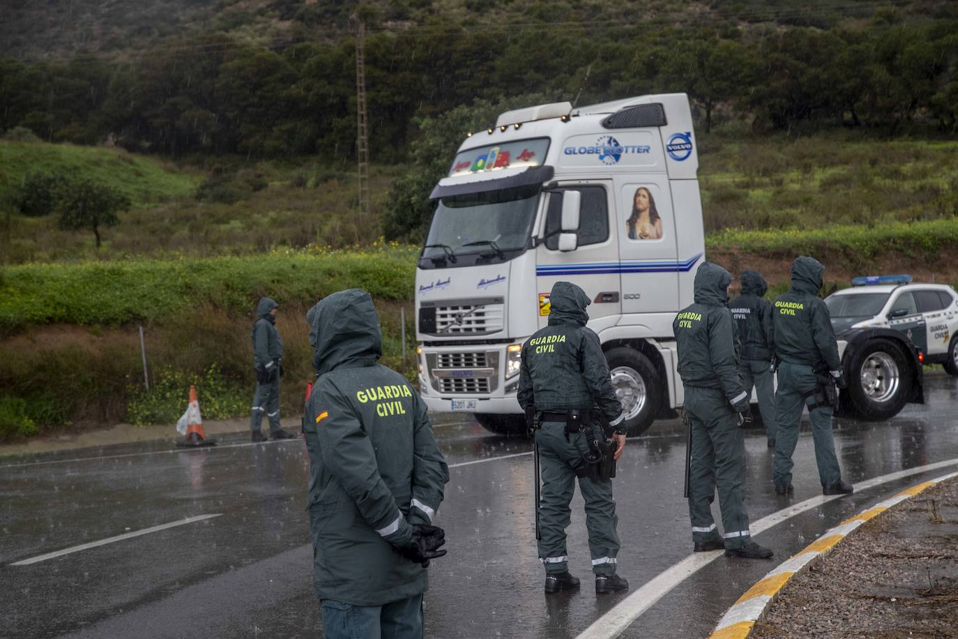 Fotos: La Guardia Civil facilita el paso de camiones a Escombreras