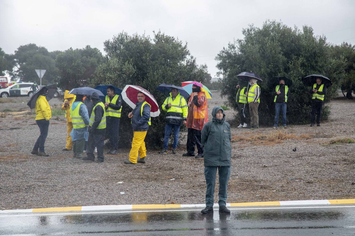 Fotos: La Guardia Civil facilita el paso de camiones a Escombreras