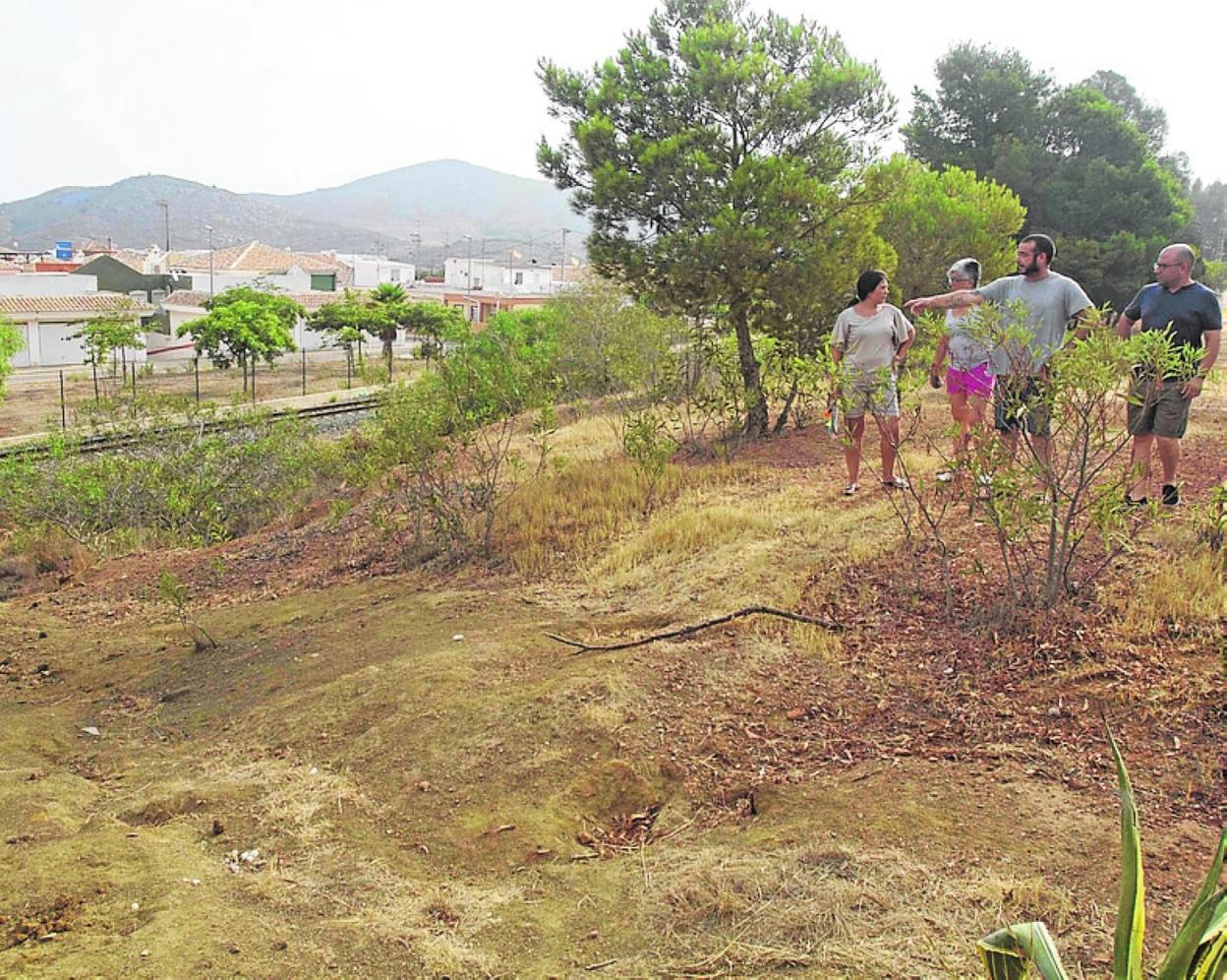 Vecinos de Llano muestran los residuos, en agosto de 2018. 