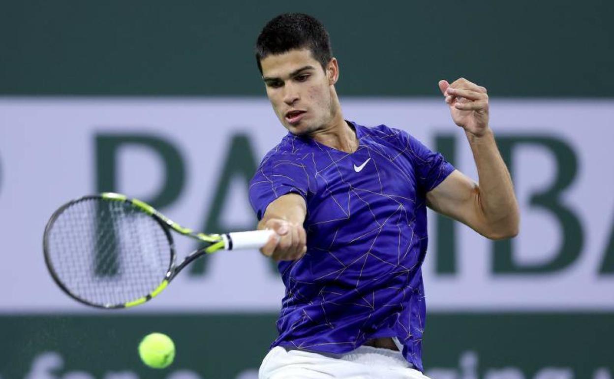 Carlos Alcaraz devuelve un golpe a Cameron Norrie durante los cuartos de final en el Indian Wells, este jueves.