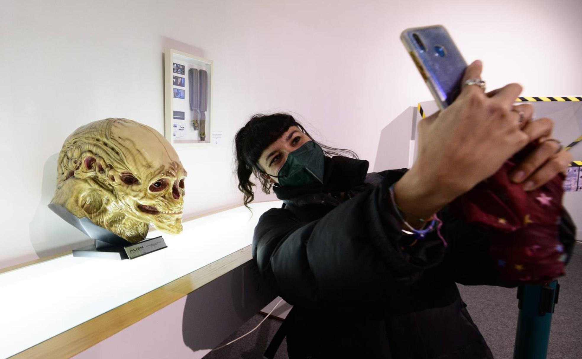 Festival Sombra. Una joven haciéndose un selfi en la exposi-ción 'Alien', que puede verse enla Biblioteca Regional de Murcia. 
