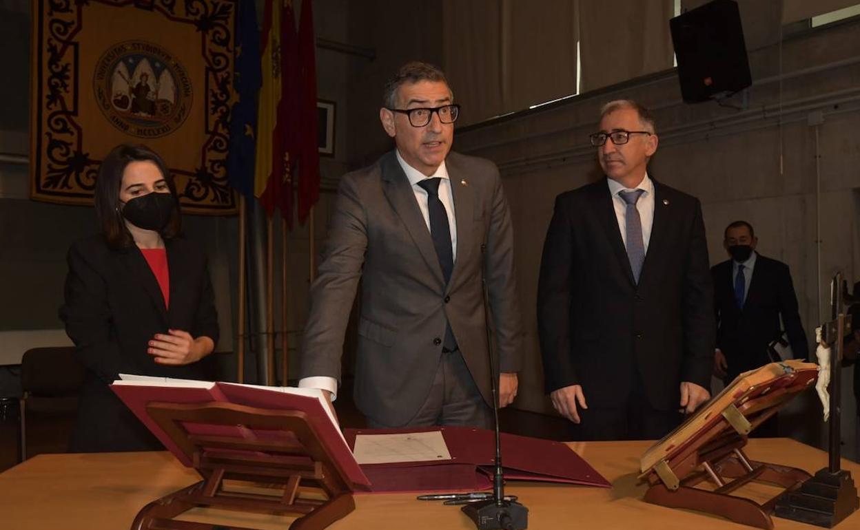 José Luján toma posesión como rector de la UMU para los próximos 4 años.