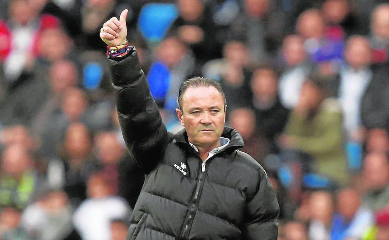 Juan Ignacio Martínez, dando instrucciones en la banda.