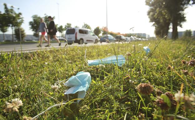 Mascarillas tiradas en el suelo en el anillo verde de Vitoria (País Vasco) en la desescalada durante el estado de alarma.