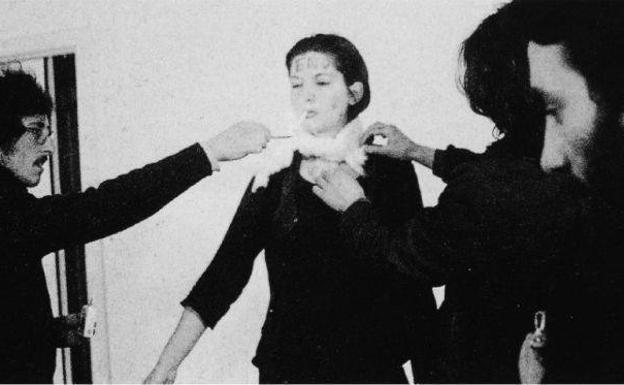 Rythm 0 (1974). Realizadapor Marina Abramovicć en Nápoles.