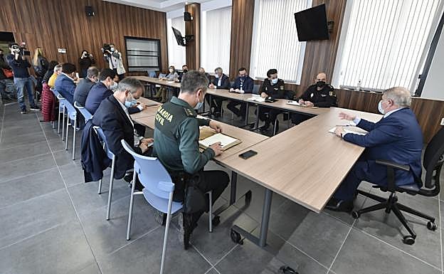 Reunión entre el delegado del Gobierno y las empresas del sector del transporte en la Región, este sábado. 