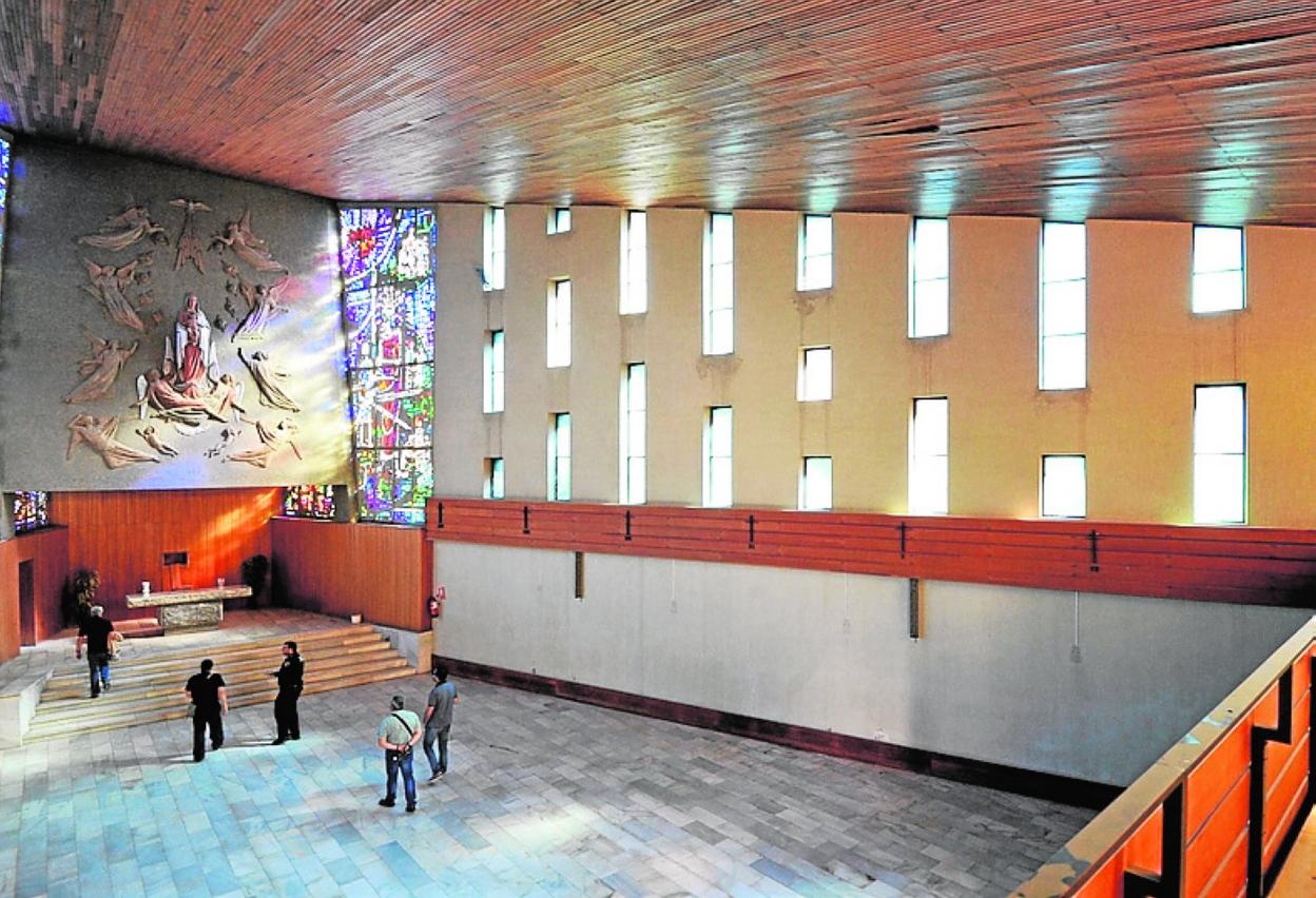 Interior del templo desacralizado, con el retablo de González Moreno.