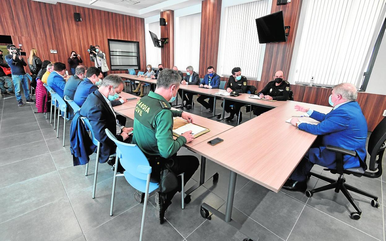 El delegado del Gobierno, José Vélez (d), el sábado, en la reunión de coordinación con los empresarios. 