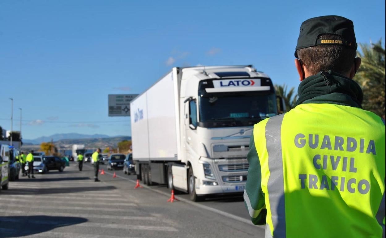 Un agente, en un control de tráfico. 