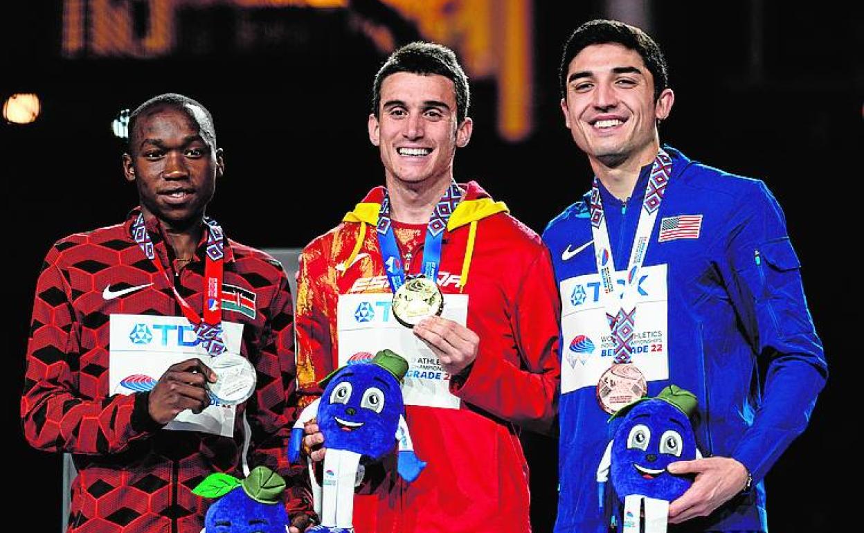 Escoltado en el podio por Noah Kibet (plata) y Bryce Hoppel (bronce). 