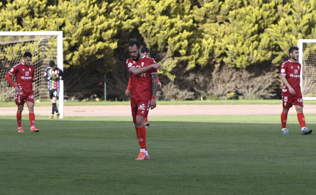 Los jugadores del Real Murcia tras el gol rival.