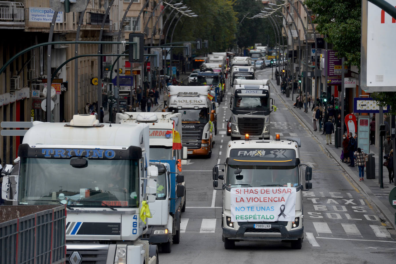 Fotos: Centenares de camioneros colapsan el Tráfico en Murcia, en imágenes
