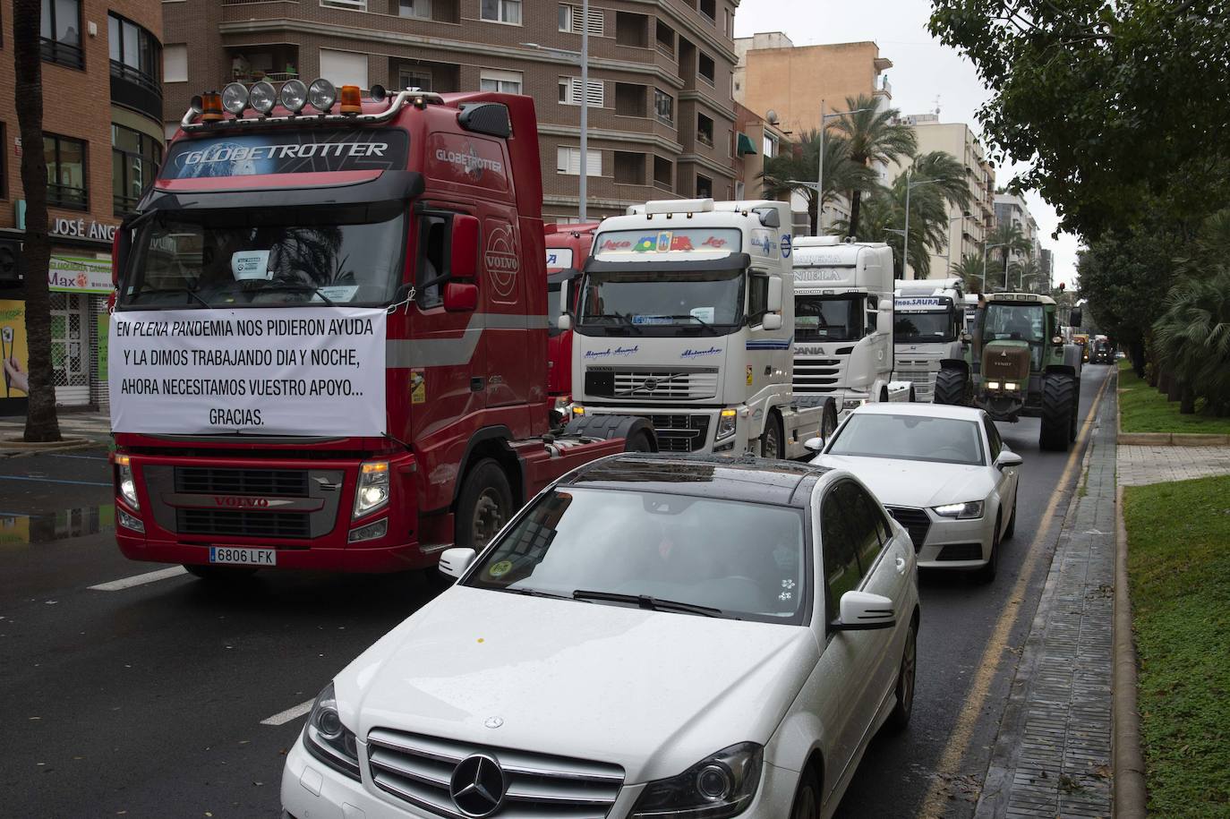 Fotos: Centenares de camioneros colapsan las calles de Cartagena, en imágenes