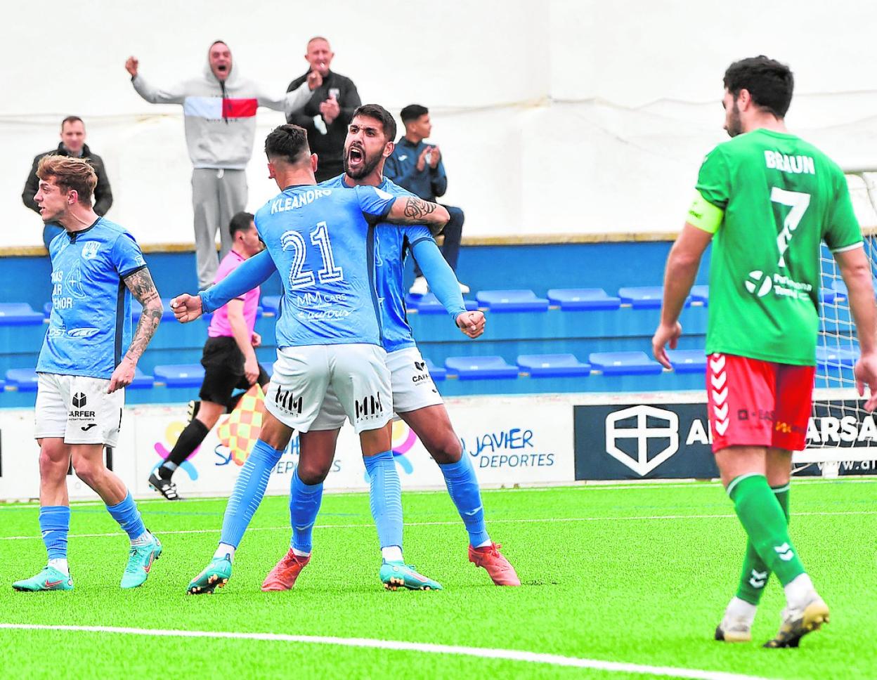 Kleandro y Cifu celebran uno de los goles del Mar Menor, ayer en El Pitín. 