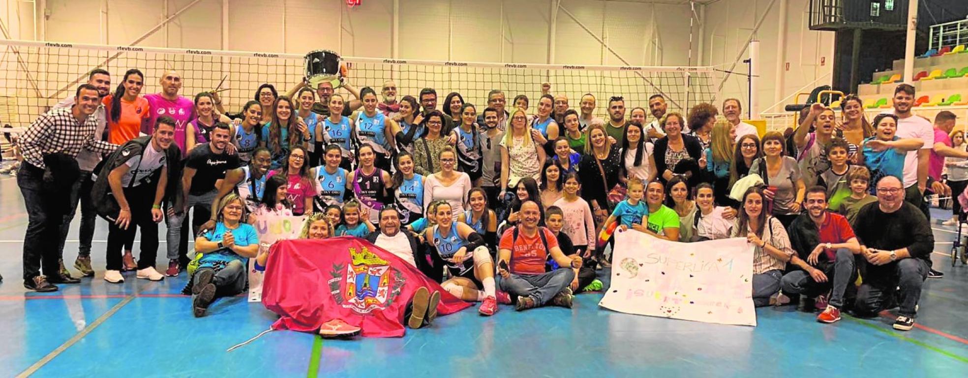 Jugadoras, familiares y directivos celebran en Socuéllamos la histórica temporada 2018/19, que terminó con el posterior ascenso del club a Liga Iberdrola por renuncia del Extremadura Arroyo a la plaza.