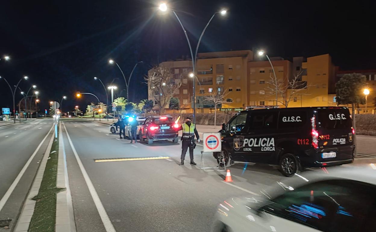 Agentes de la Policía Local durante un control de tráfico. 