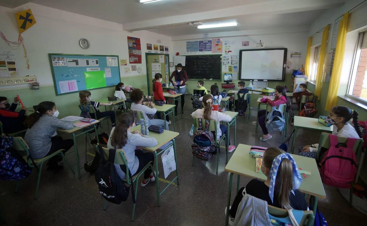 Alumnos de Infantil en un aula del colegio Nuestra Señora de los Ángeles de El Esparragal.