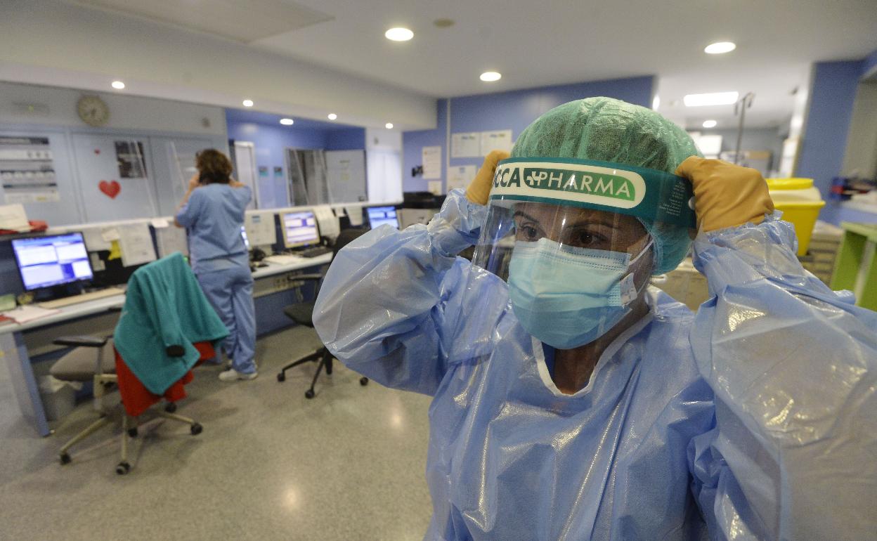 Una sanitaria en la zona Covid de la UCI del Reina Sofía. 