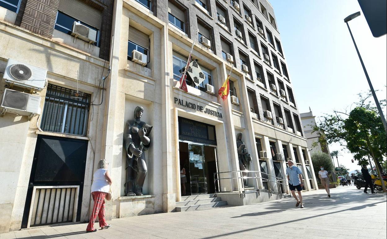 Ciudadanos pasean frente al Palacio de Justicia de Murcia, sede de la Audiencia. 