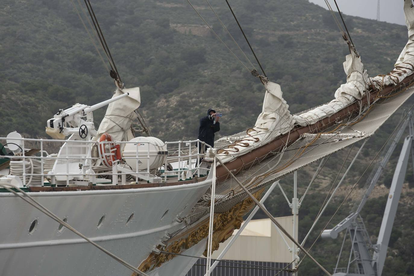 Fotos: Elcano zarpa tras ocho horas en Cartagena y deja su impronta en el dique de cruceros