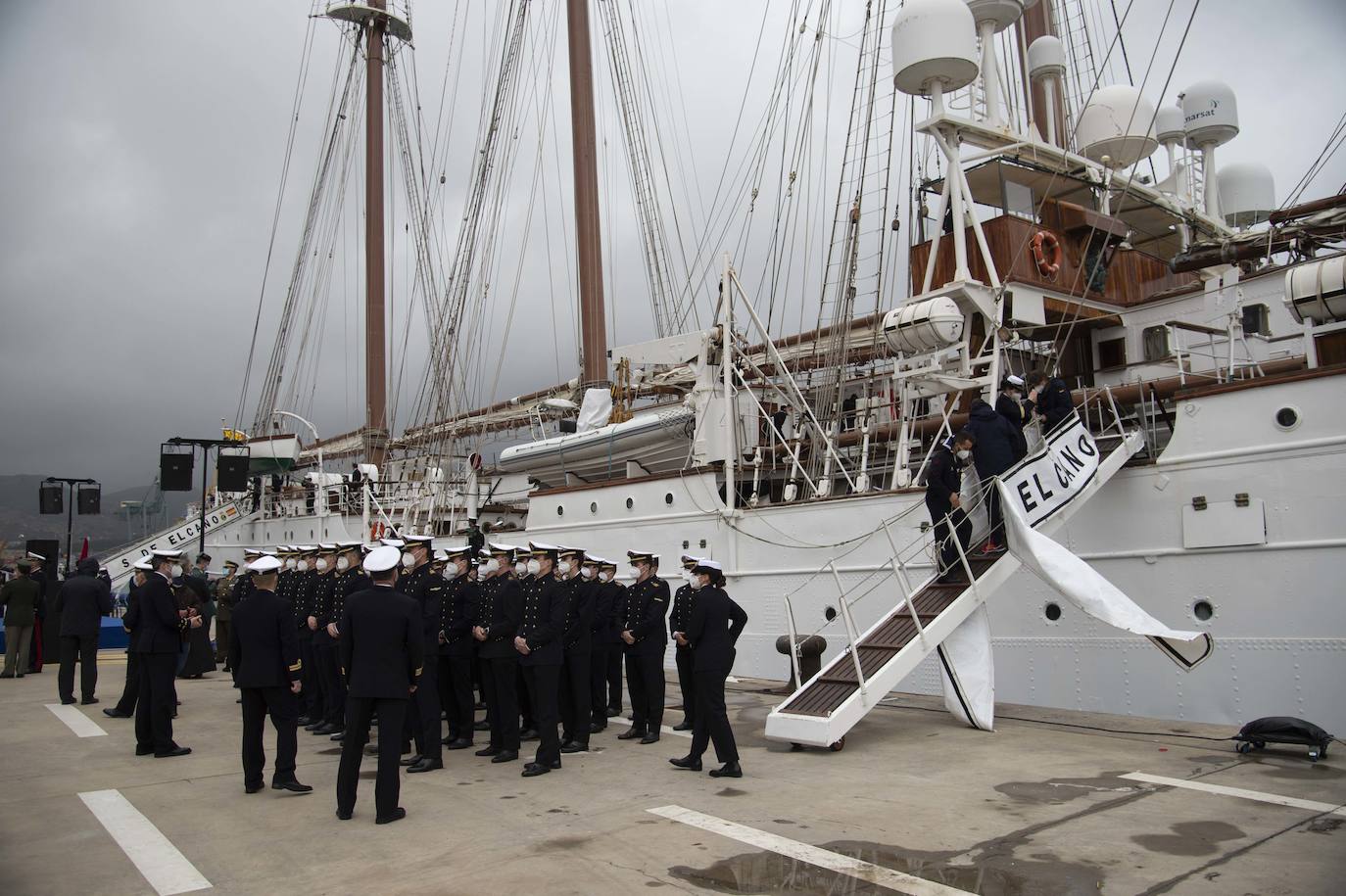 Fotos: Elcano zarpa tras ocho horas en Cartagena y deja su impronta en el dique de cruceros