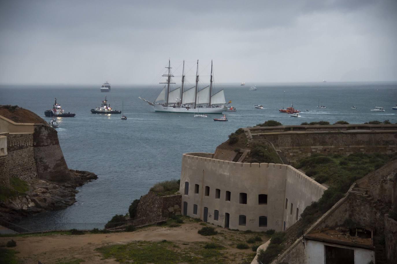 Fotos: Elcano zarpa tras ocho horas en Cartagena y deja su impronta en el dique de cruceros