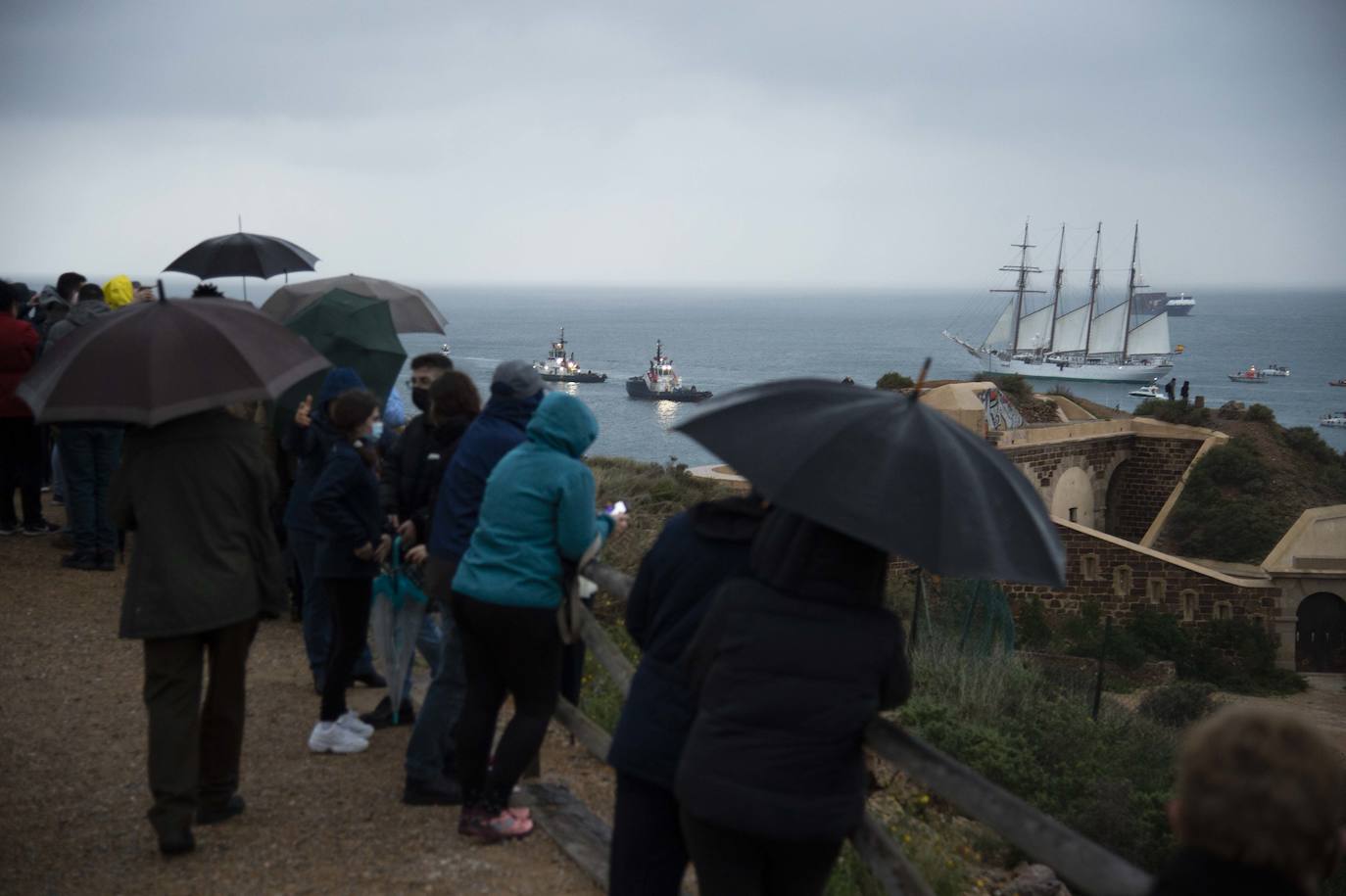 Fotos: Elcano zarpa tras ocho horas en Cartagena y deja su impronta en el dique de cruceros