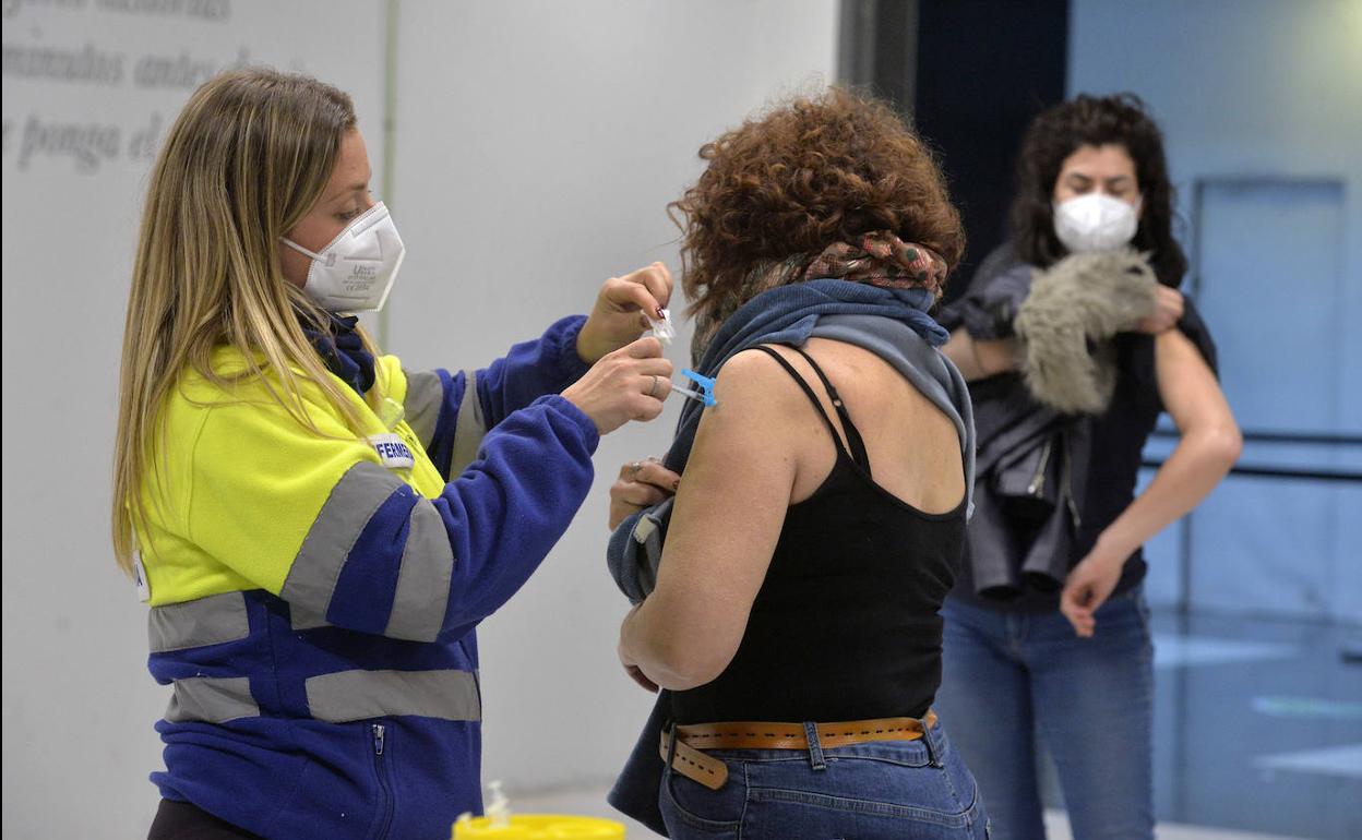 Una mujer recibe la vacuna contra la Covid en Murcia, en una fotografía de archivo.