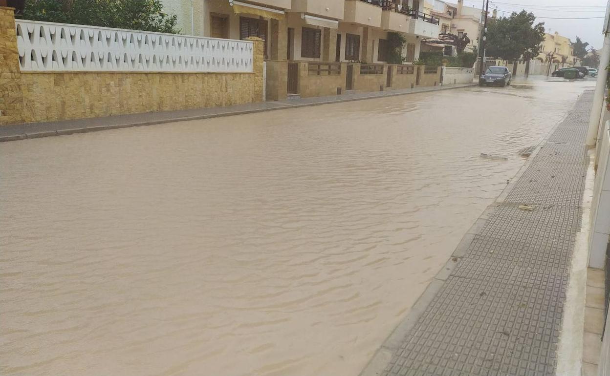 Una calle de El Mojón, anegada, este miércoles.