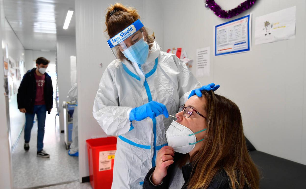 Una sanitaria realiza una prueba PCR en el hospital Morales Meseguer de Murcia, en una fotografía de archivo.