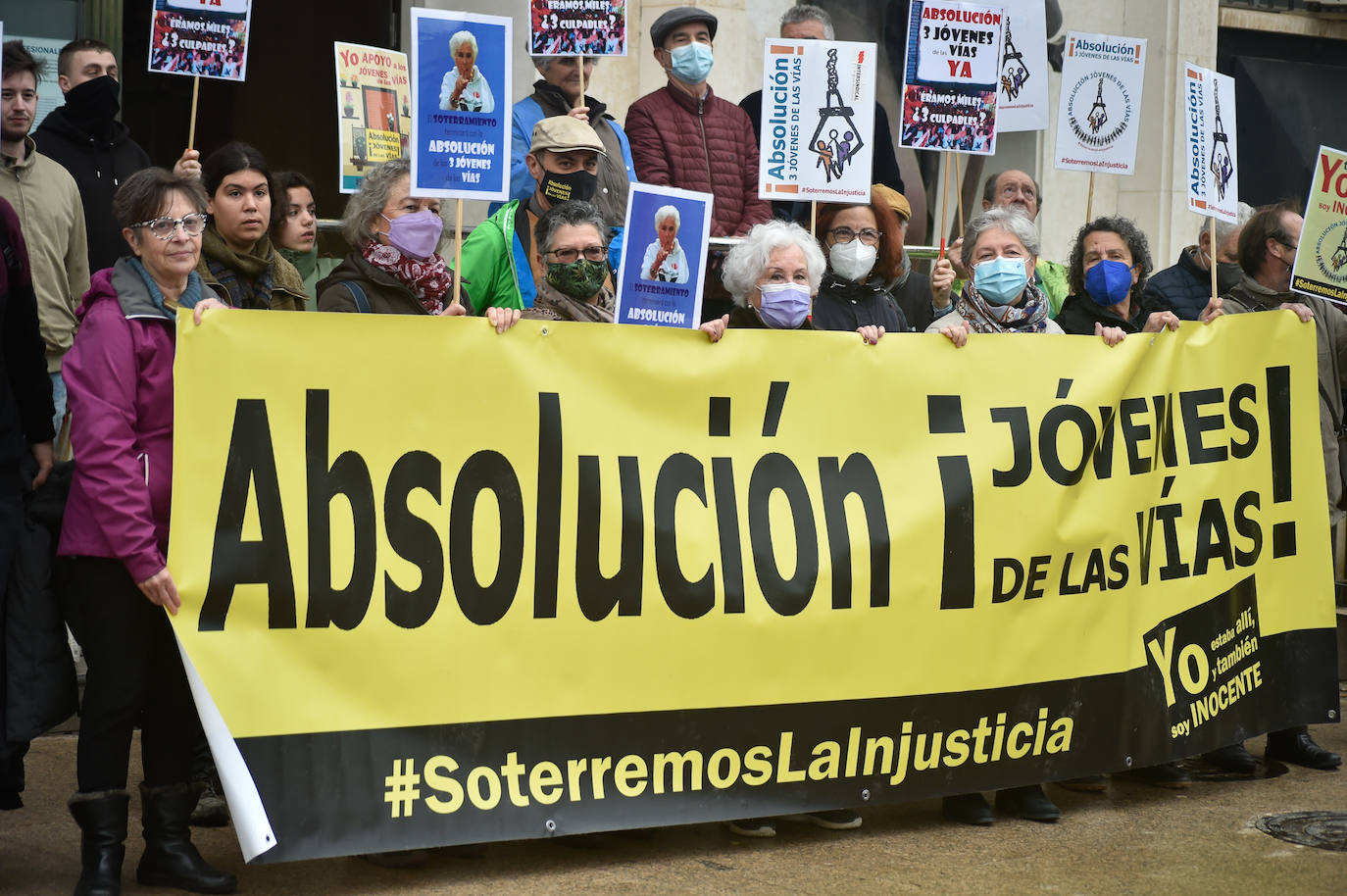 Fotos: Arranca el juicio contra los jóvenes acusados de causar daños en las vías del tren a su paso por Murcia