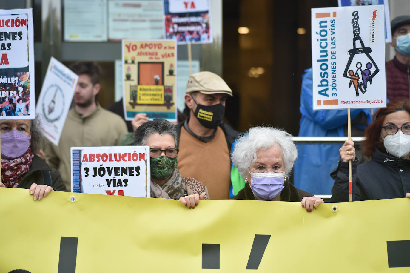 Fotos: Arranca el juicio contra los jóvenes acusados de causar daños en las vías del tren a su paso por Murcia