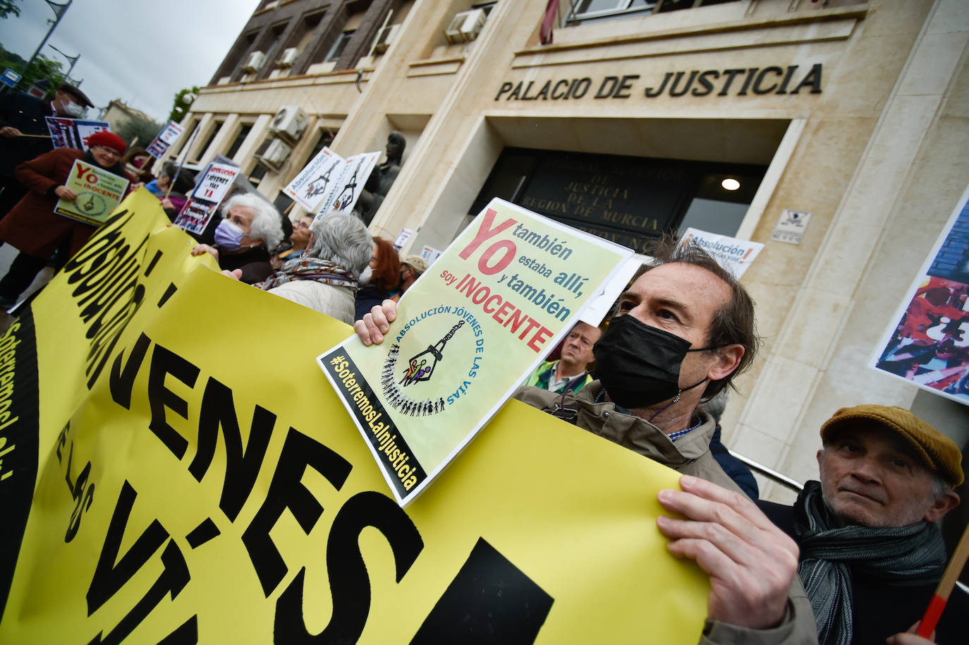 Fotos: Arranca el juicio contra los jóvenes acusados de causar daños en las vías del tren a su paso por Murcia