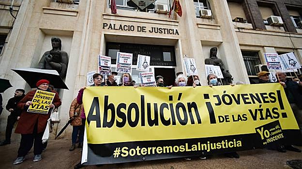 Protesta para exigir la absolución de los jóvenes, este jueves, en el Palacio de Justicia de Murcia.