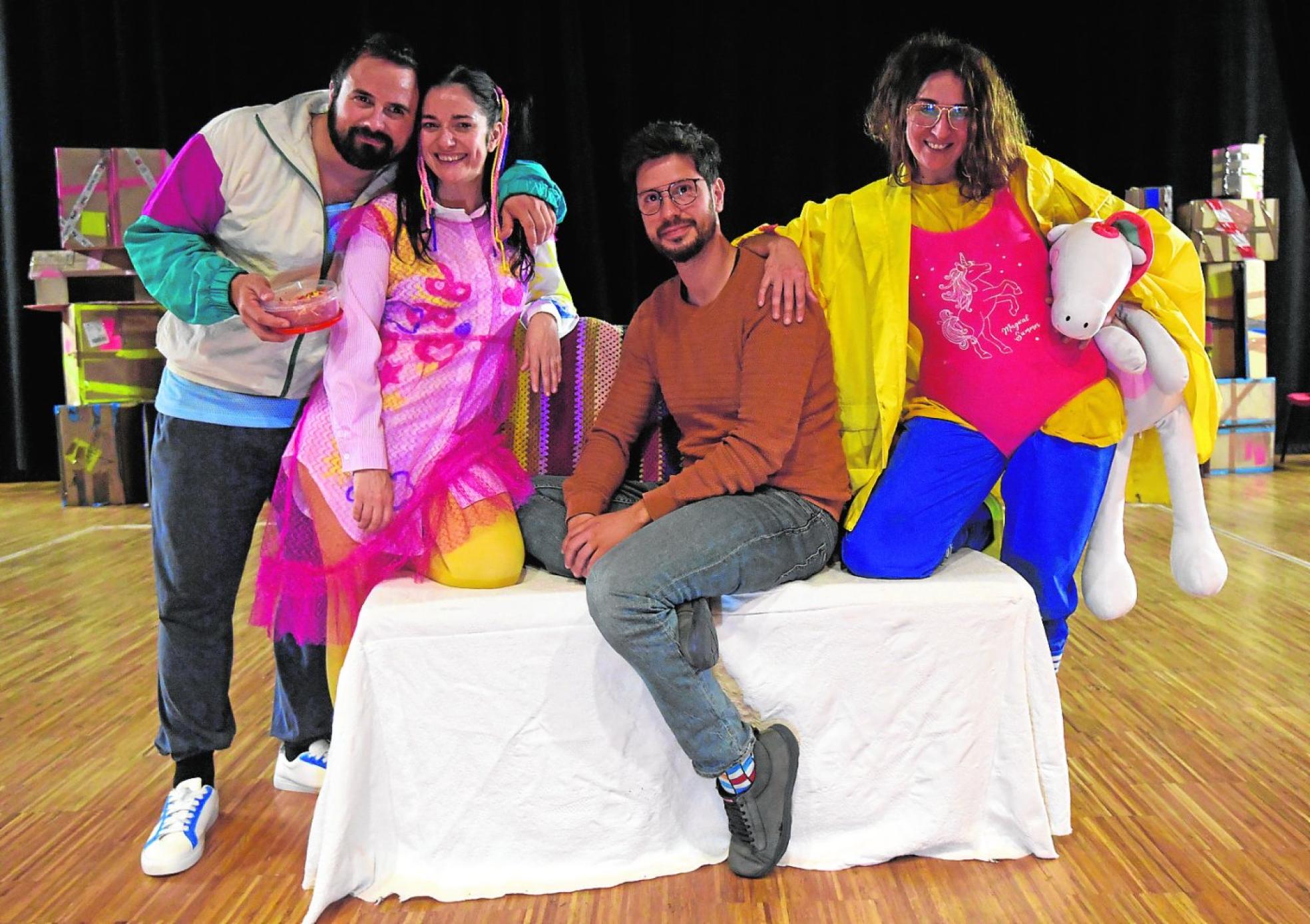 Auditorio Municipal de La Alberca. Javier Ruano, Susi Espín, Pepe Galera y Rocío Bernal, en un receso de los ensayos. 