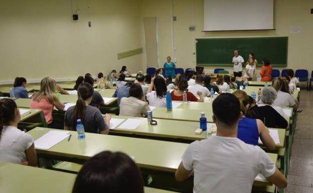 Un examen de oposiciones de Educación, en una imagen de archivo.