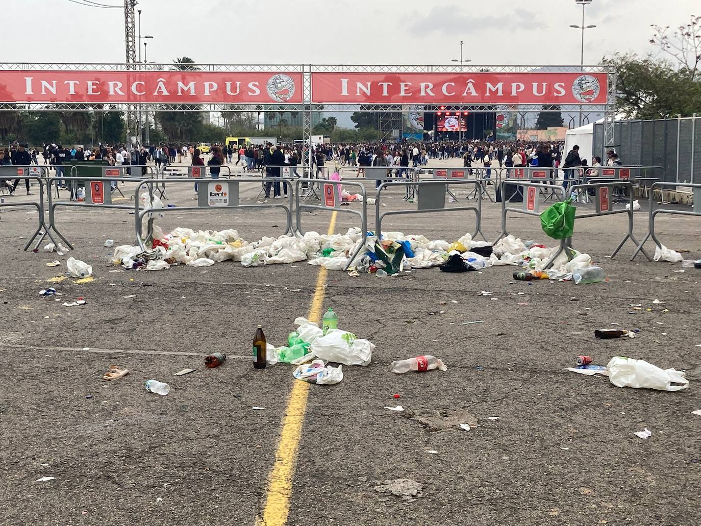 Fotos: Quejas entre los vecinos de Murcia por la imagen de decenas de jóvenes orinando en el río Segura
