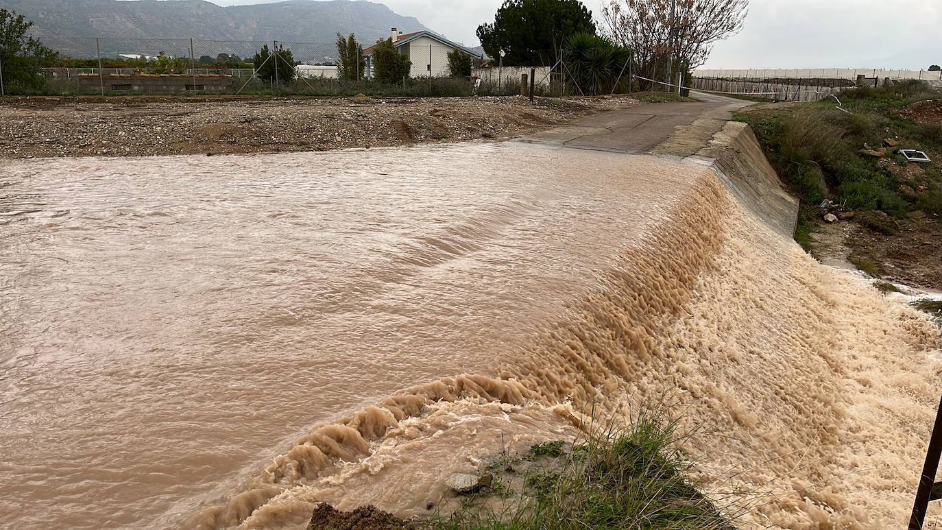 Fotos: La lluvia deja sótanos inundados, vallas reventadas y aves de corral muertas en Sierra Espuña