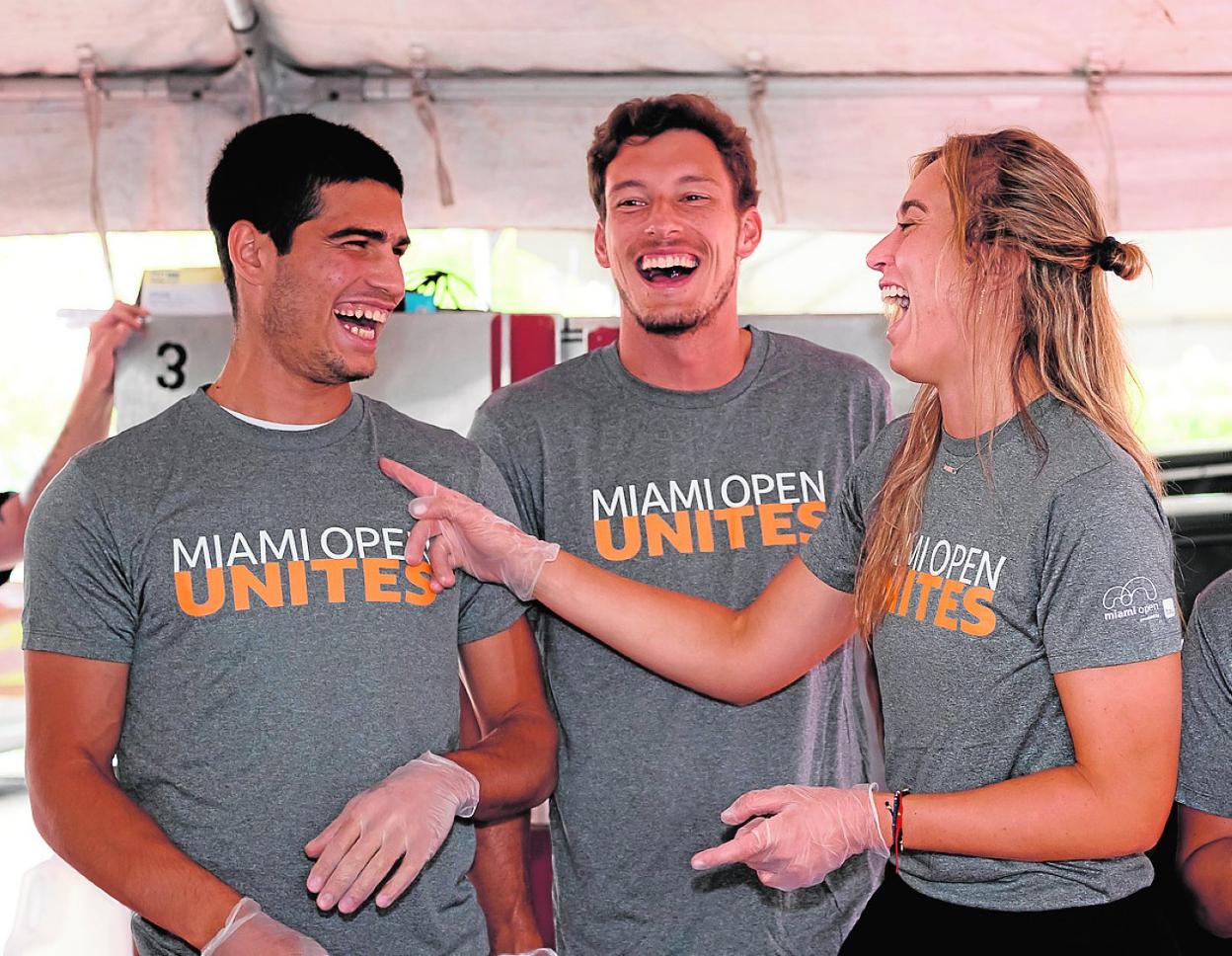 Paula Badosa y Carlos Alcaraz bromeando, en presencia de Pablo Carreño, ayer en Miami. 