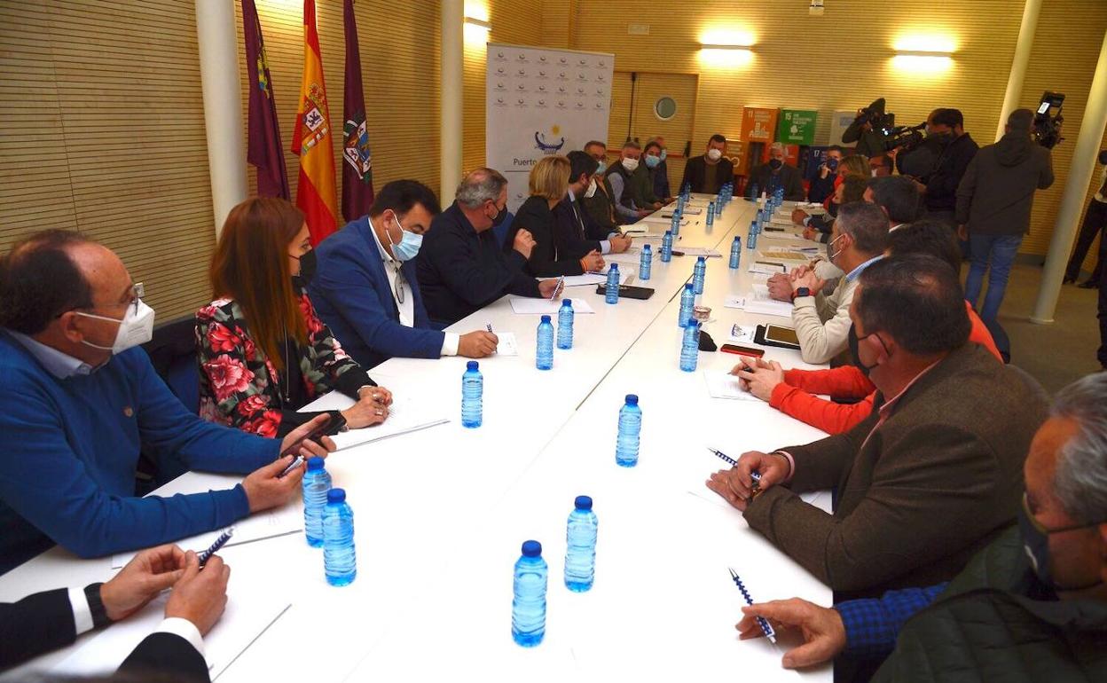 Reunión de López Miras con los empresarios del sector ganadero, en Cartagena.