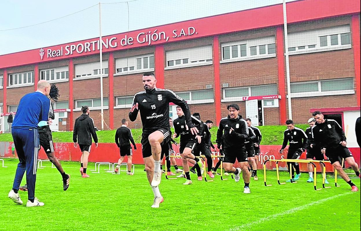 Último entrenamiento. Los albinegros se ejercitaron ayer en Mareo, ciudad deportiva del Sporting de Gijón. 