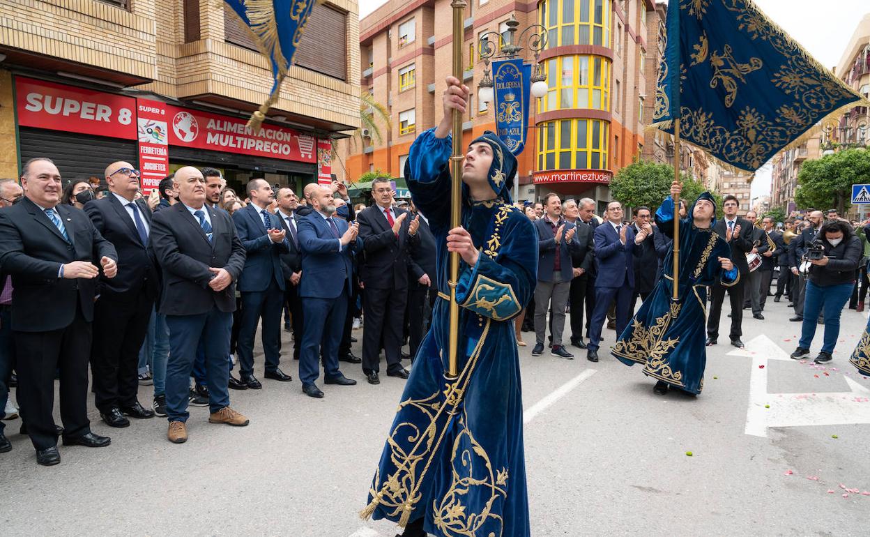 Mayordomos del Paso Azul ondean las banderas ante cientos de azules durante el 'anuncio'.