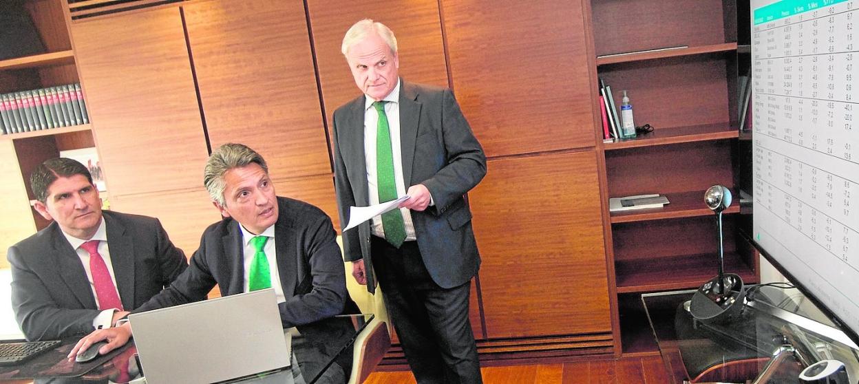 De izquierda a derecha, Alberto García, asesor patrimonial de Diaphanum; Héctor García, responsable de dicha sociedad de valores en la zona de Levante, y Carlos Valverde, director de la sede murciana, siguiendo el pasado jueves la trayectoria de los datos de inflación. 