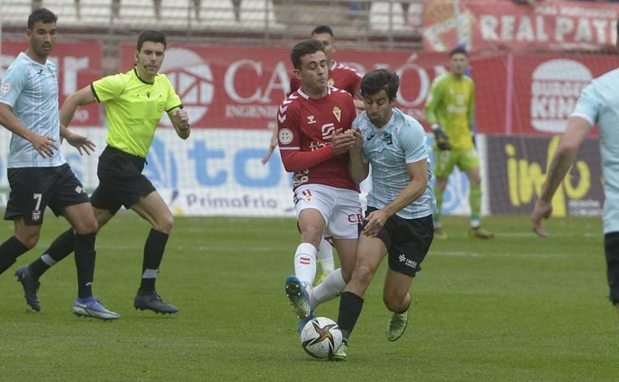 Pablo Haro lucha por un balón.