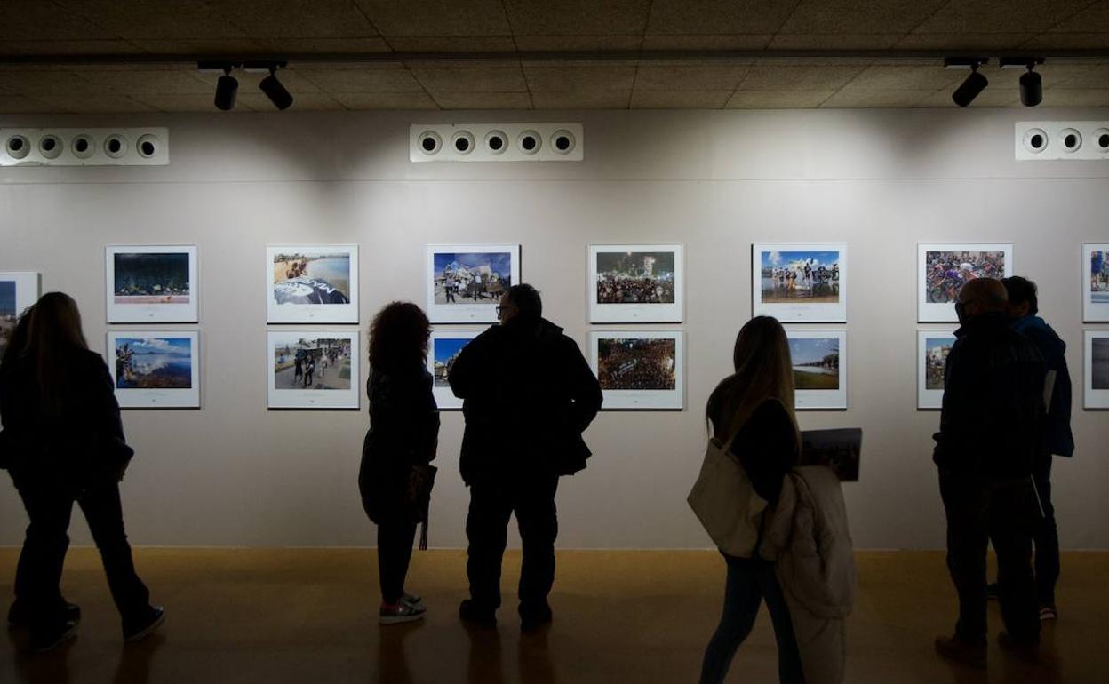 Inauguración de la muestra 'Fotoperiodismo. Región de Murcia-2021', ayer en el Archivo General de la Región de Murcia. 