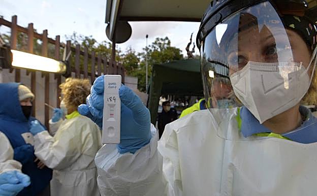 Dos fallecidos y casi medio millar de contagios de Covid en la Región este lunes