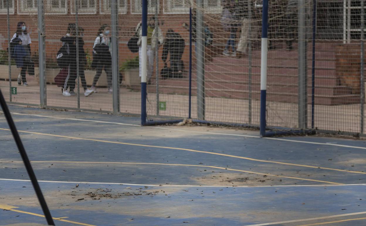 Patio del IES Ben Arabí de Cartagena, en una imagen de este martes.