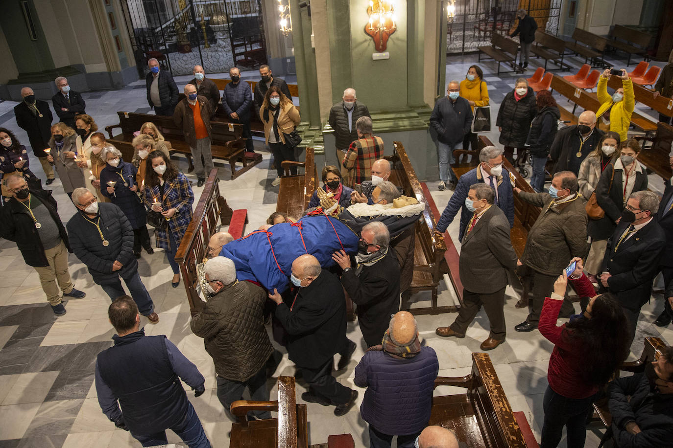 Fotos: Los californios arropan masivamente el traslado de la Virgen para la Salve Grande